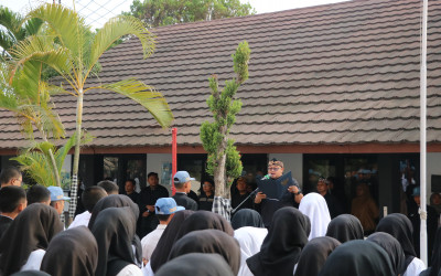 Upacara Bendera Merah Putih SMK Negeri 1 Klari: 